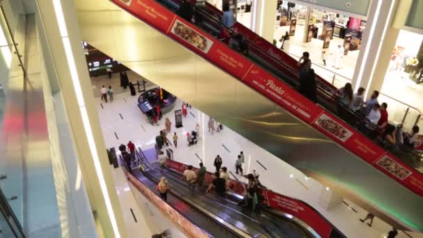 Compradores no Dubai Mall — Vídeo de Stock