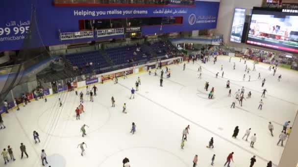 De ice rink van het winkelcentrum van dubai — Stockvideo