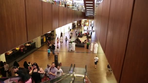 Compradores no Dubai Mall — Vídeo de Stock