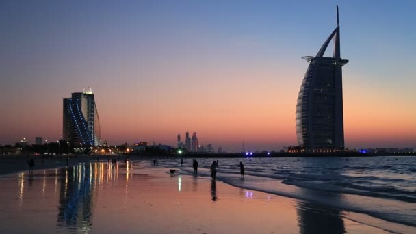 Světově první pětihvězdičkové luxusní hotel Burj Al Arab — Stock video