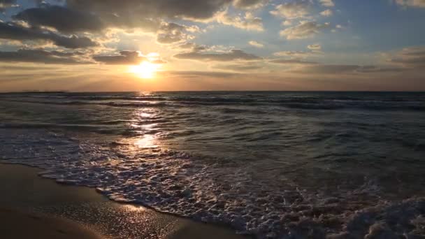 Belo pôr do sol na praia — Vídeo de Stock