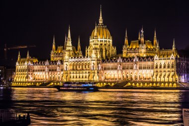 Macaristan 'daki Budapeşte Parlamentosu binası alacakaranlıkta.