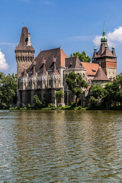 Il castello di Vajdahunyad, il parco principale di Budapest — Foto Stock