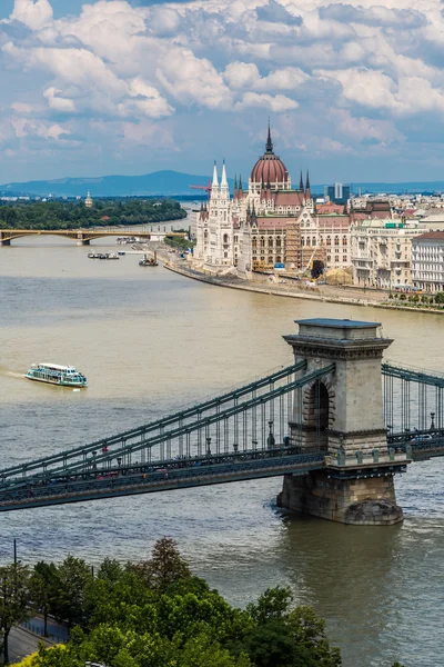 Kettingbrug en het Hongaarse Parlement, Boedapest, Hongarije — Stockfoto