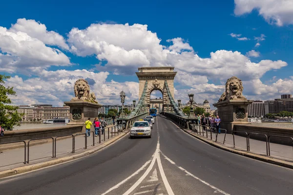 The Szechenyi Chain Bridge is a beautiful, decorative suspension — Stock Photo, Image