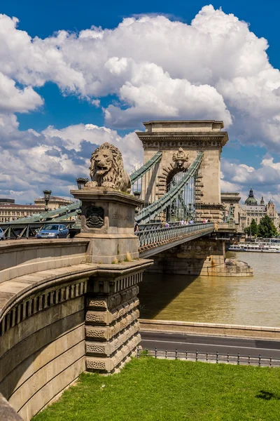 The Szechenyi Chain Bridge is a beautiful, decorative suspension — Stock Photo, Image