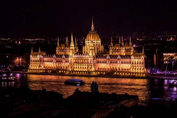 Budapeste edifício do Parlamento na Hungria ao entardecer. — Fotografia de Stock