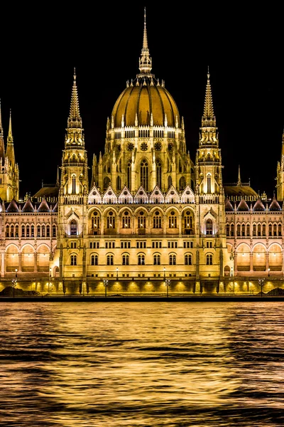 Budapester Parlamentsgebäude in Ungarn in der Dämmerung. — Stockfoto