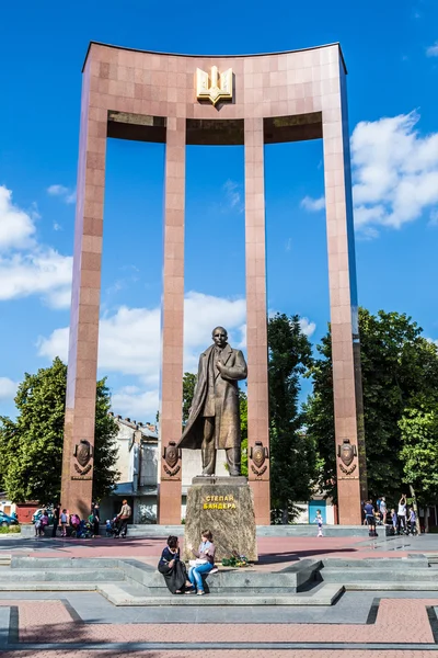 Pomnik bohatera narodowego ukraińskiego s. bandera i wielki trójząb — Zdjęcie stockowe