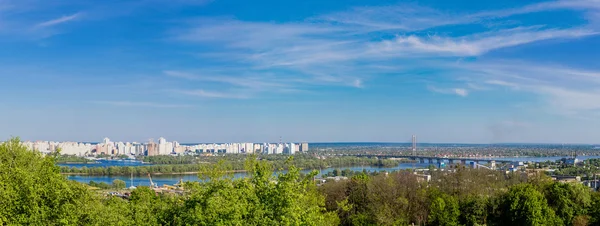 Stadsgezicht van Kiev, Oekraïne. Groene bomen, landschap — Stockfoto