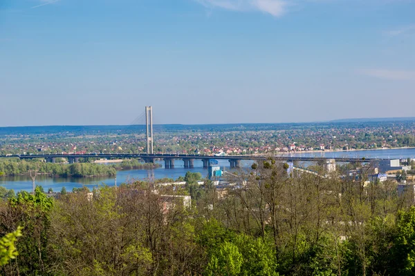 Kijev városképe, Ukrajna. Zöld fák, táj — Stock Fotó