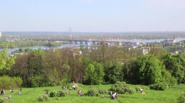 Kiev, Ukrayna şehri. Yeşil ağaçlar, manzara