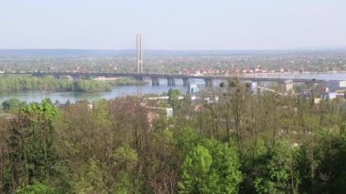 Kiev, Ukrayna şehri. Yeşil ağaçlar, manzara