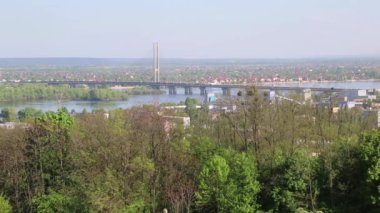Kiev, Ukrayna şehri. Yeşil ağaçlar, manzara
