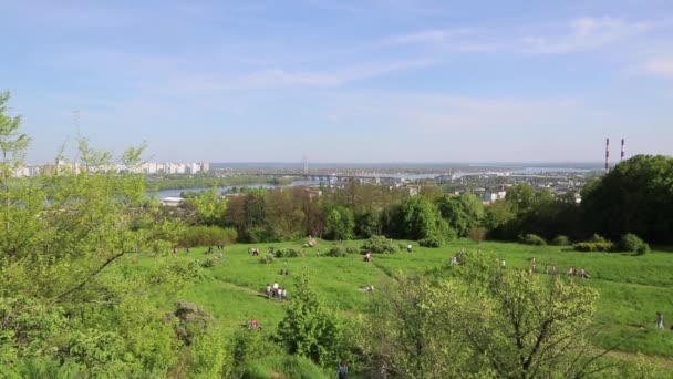 우크라이나 키예프의 도시 경관. 초록 나무, 풍경 — 비디오