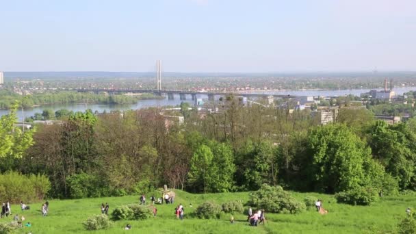 Cityscape de Kiev, Ucrânia. Árvores verdes, paisagem — Vídeo de Stock