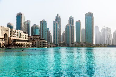 Dubai şehir merkezinde. Doğu, Birleşik Arap Emirlikleri mimarisi