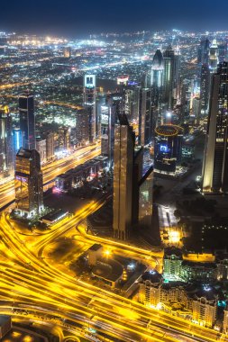 Dubai şehir merkezinde şehir ışıklarıyla dolu bir gece sahnesi