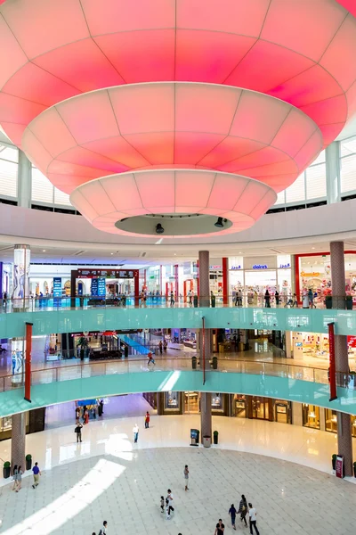 Sisänäkymä Dubain ostoskeskukseen - maailman suurin ostoskeskus — kuvapankkivalokuva