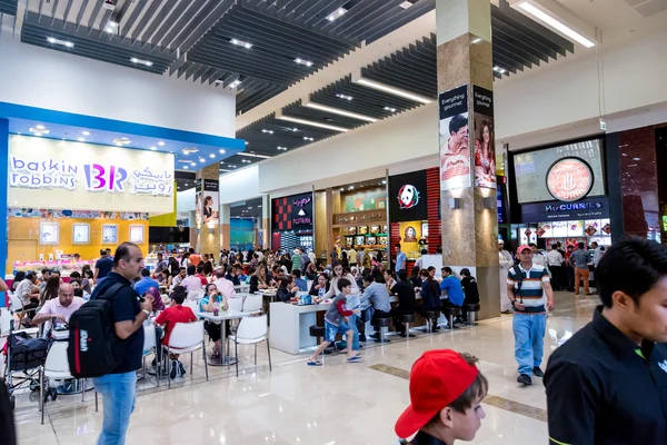 Внутренний вид торгового центра Dubai Mall - крупнейшего в мире торгового центра — стоковое фото