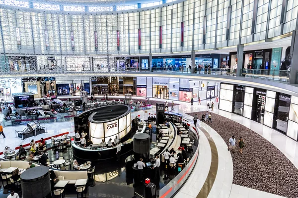 Binnenaanzicht van Dubai Mall - 's werelds grootste winkelcentrum — Stockfoto