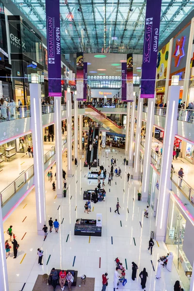 迪拜购物中心-世界上最大的购物商场的内部视图 — 图库照片