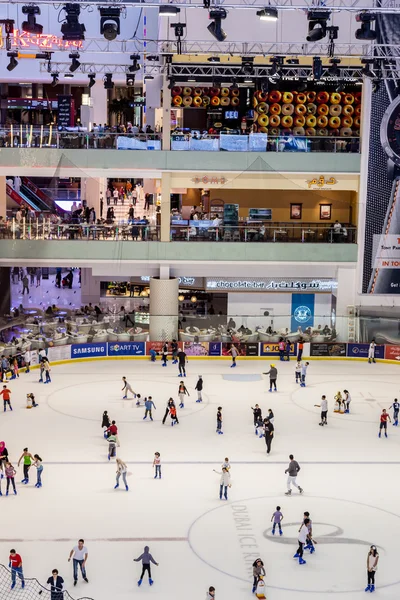 La pista di pattinaggio del Dubai Mall — Foto Stock