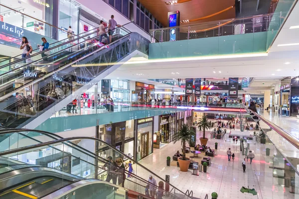 Vista interior del Dubai Mall - el centro comercial más grande del mundo —  Fotos de Stock