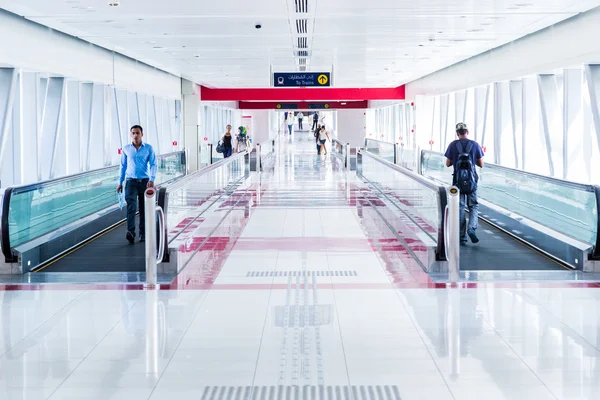 Dubai metro istasyonunda otomatik merdiven — Stok fotoğraf