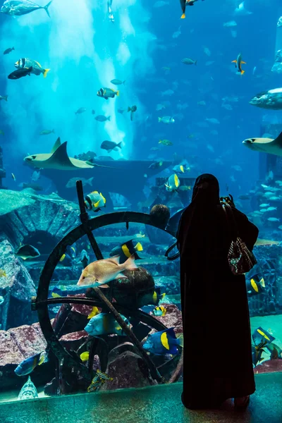 Enorme aquário em um hotel Atlantis em Dubai nas ilhas Palm — Fotografia de Stock