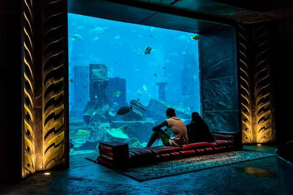 Enorme aquário em um hotel Atlantis em Dubai nas ilhas Palm — Fotografia de Stock