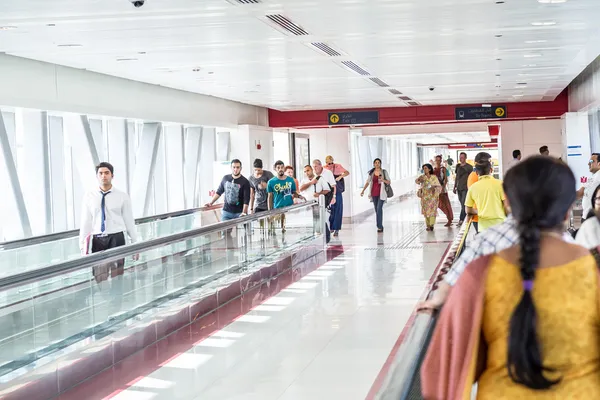 Dubai metro istasyonunda otomatik merdiven — Stok fotoğraf