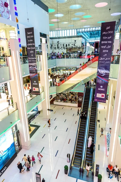 Внутренний вид торгового центра Dubai Mall - крупнейшего в мире торгового центра — стоковое фото