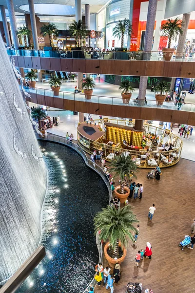 Wodospad w Dubai Mall - największe centrum handlowe na świecie — Zdjęcie stockowe