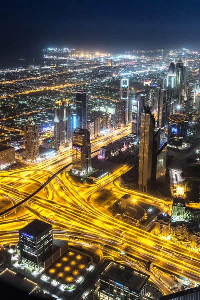 Dubai scena notturna del centro con luci della città — Foto Stock