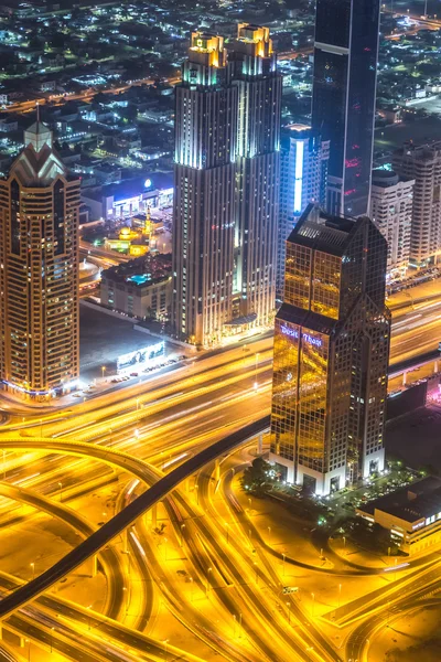 Ночная сцена в центре Дубая с городским освещением — стоковое фото
