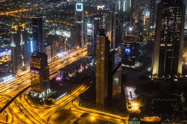 Dubaj v centru noční scéna s městskými světly — Stock fotografie