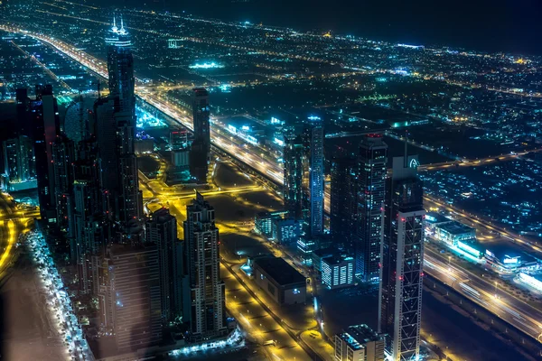 Dubai escena nocturna del centro con luces de la ciudad —  Fotos de Stock