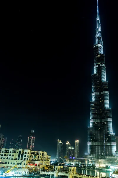 Näkymä Burj Khalifa, Dubai, Arabiemiirikunnat, yöllä — kuvapankkivalokuva