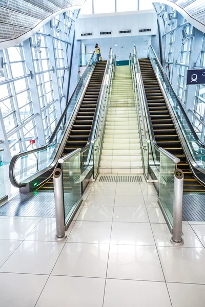 Escadas automáticas na estação de metro de Dubai — Fotografia de Stock