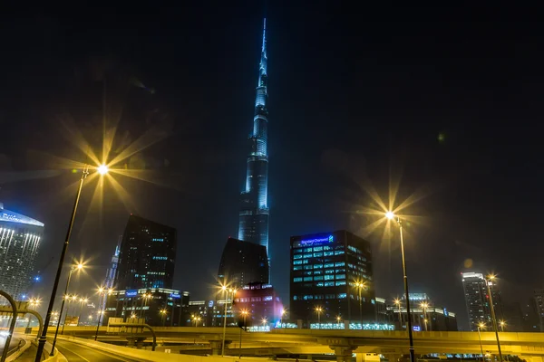 查看上迪拜塔哈利法塔迪拜，阿联酋的晚上 — 图库照片