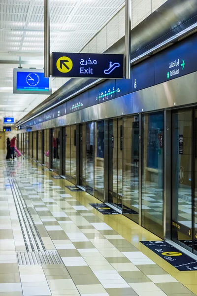 Metro v Dubaji terminálu v Dubaji, Spojené arabské emiráty. — Stock fotografie