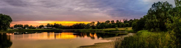 Lago al atardecer — Foto de Stock