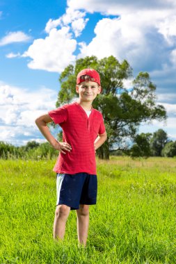 On yaşında çocuk dışarıda gülümseyen