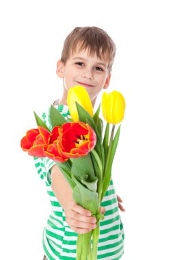 genç çocuk holding laleler