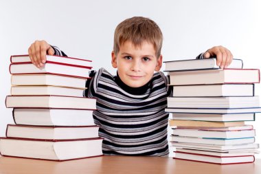 öğrenci ve bir yığın kitap