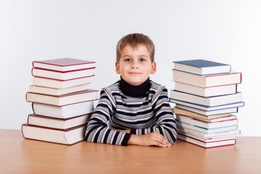öğrenci ve bir yığın kitap