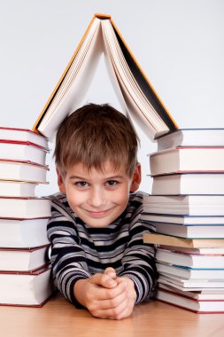 öğrenci ve bir yığın kitap