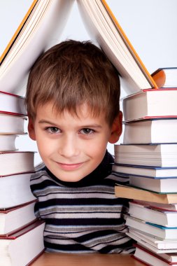 öğrenci ve bir yığın kitap