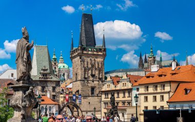 Prag 'da yaz aylarında Karlov veya Charles Bridge